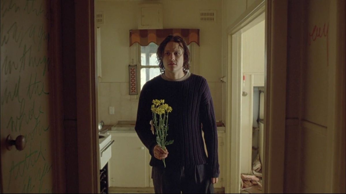 Dan aparece parado com flores nas mãos em Candy
