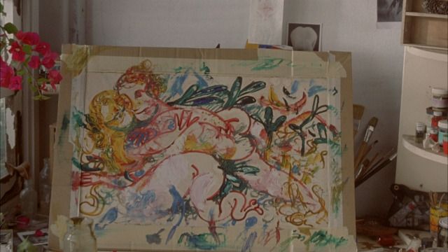 Uma pintura de Candy aparece apoiada entre materiais de arte