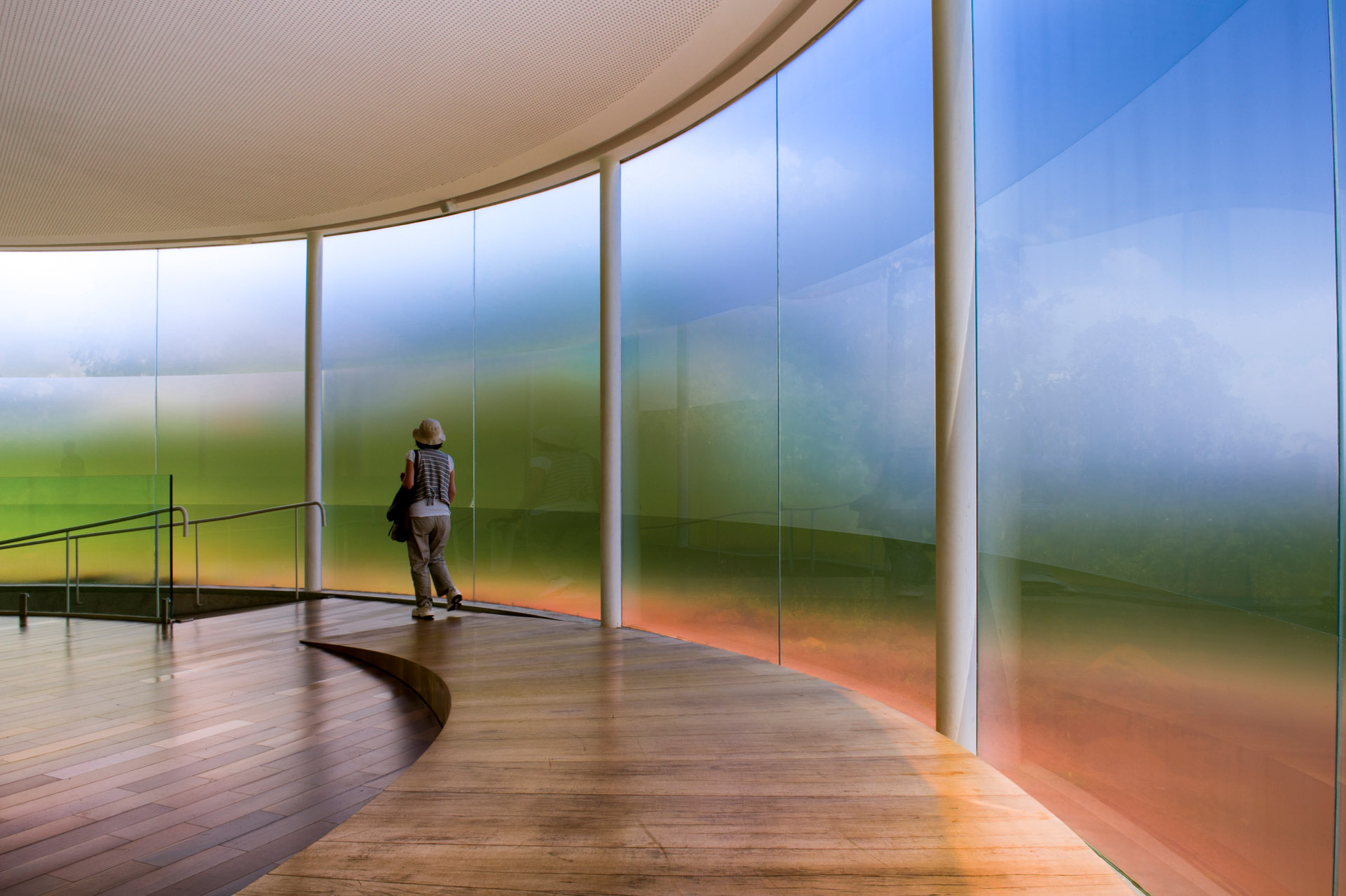 Interior envidraçado de Sonic Pavilion, de Doug Aitken, em Inhotim