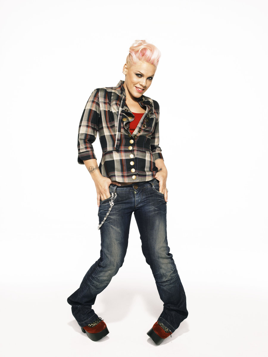 P!nk de pé com camisa xadrez e cabelo rosa durante o ensaio de I'm Not Dead
